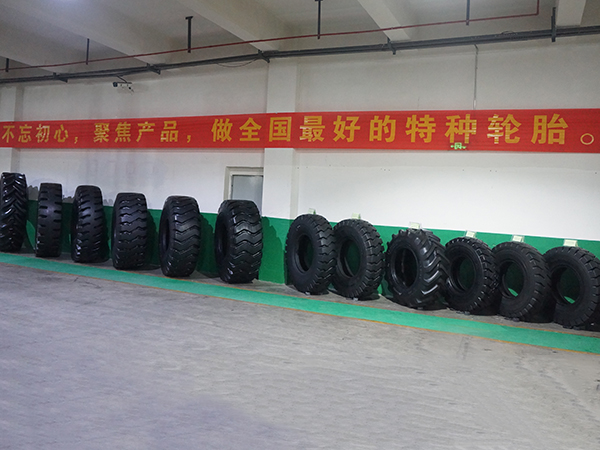 工程胎分公司轮胎展示区